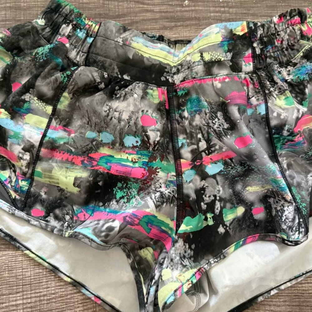 Lululemon low rise hotty hot shorts 2.5” size 6
